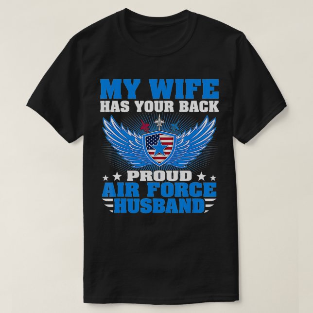 Camiseta Mens My Wife Has Your Back Proud Air Force Husband (Diseño del anverso)