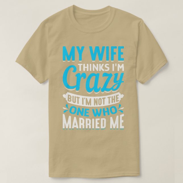 Camiseta Mens My Wife Thinks Im Crazy Im Not The One Who Ma (Diseño del anverso)