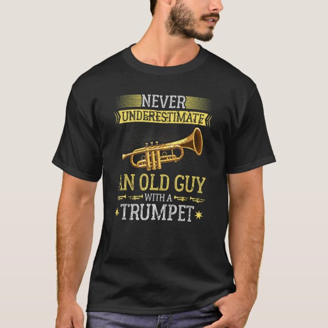 Camiseta Mens Never Underestimate an Old Guy with a Trumpet (Anverso)