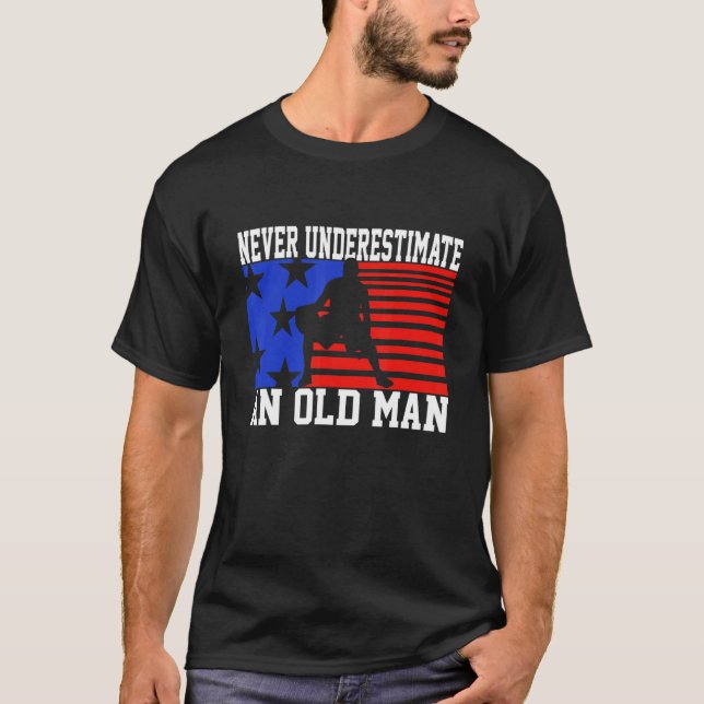 Camiseta Mens Never Underestimate An Old Man USA Flag   Bas (Anverso)
