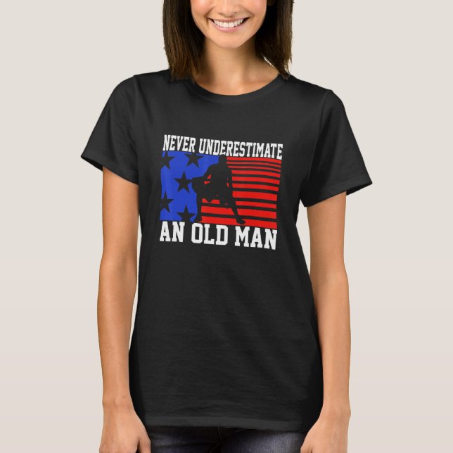 Camiseta Mens Never Underestimate An Old Man USA Flag   Bas (Anverso)