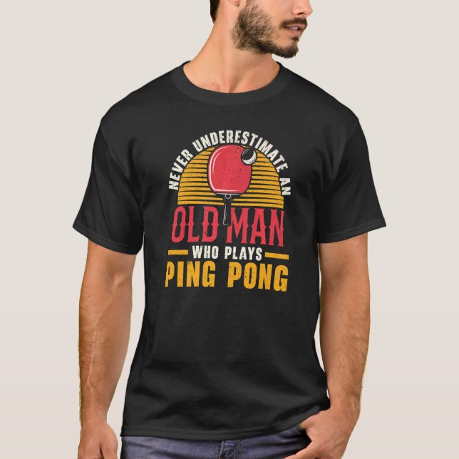 Camiseta Mens Never Underestimate An Old Man Who Plays Ping (Anverso)