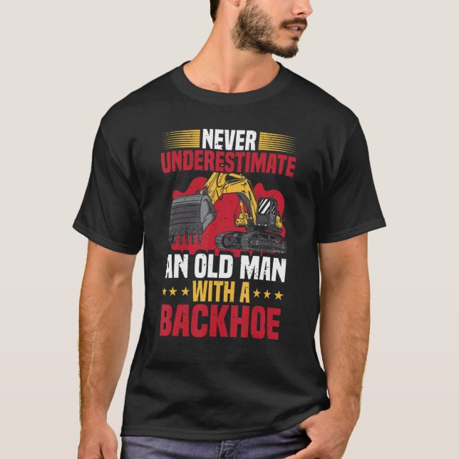 Camiseta Mens Never Underestimate An Old Man With A Backhoe (Anverso)