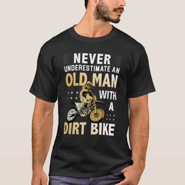Camiseta Mens Never Underestimate an Old Man With a Dirt Bi (Anverso)