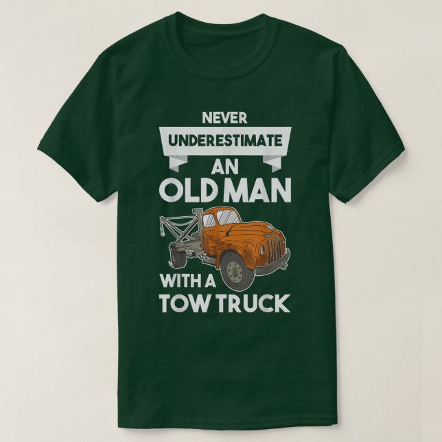 Camiseta Mens Never Underestimate an Old Man with a Tow Tru (Diseño del anverso)