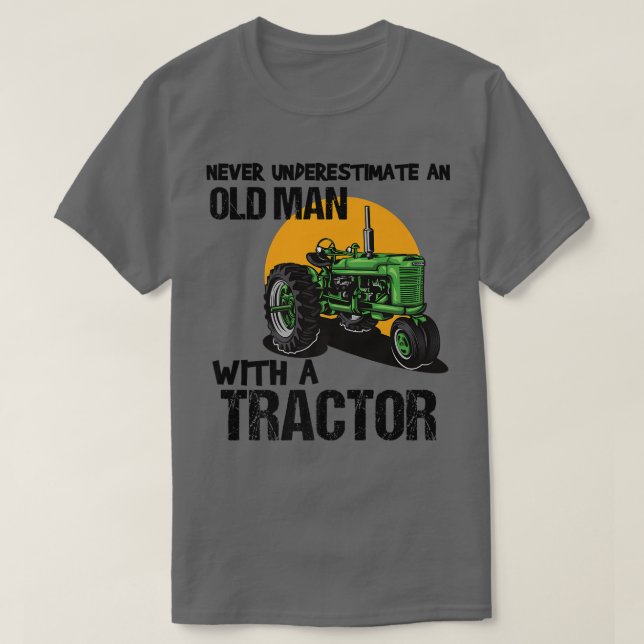 Camiseta Mens Never Underestimate An Old Man With A Tractor (Diseño del anverso)