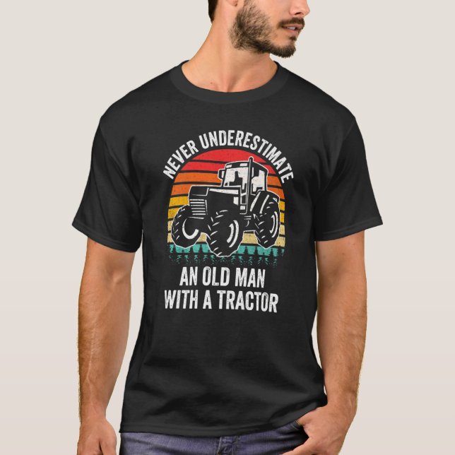 Camiseta Mens Never Underestimate An Old Man With A Tractor (Anverso)