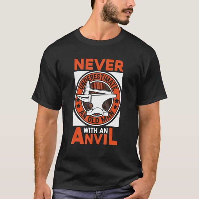 Camiseta Mens Never Underestimate An Old Man With An Anvil  (Anverso)