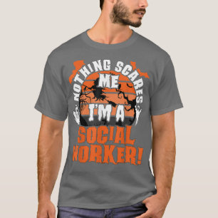 Camiseta Mens Nothing Scares Me I'm A Social Worker Hallowe