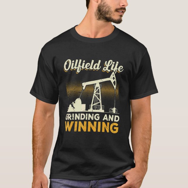 Camiseta Mens Oilfield Life Grinding And Winning Oil Fiel (Anverso)