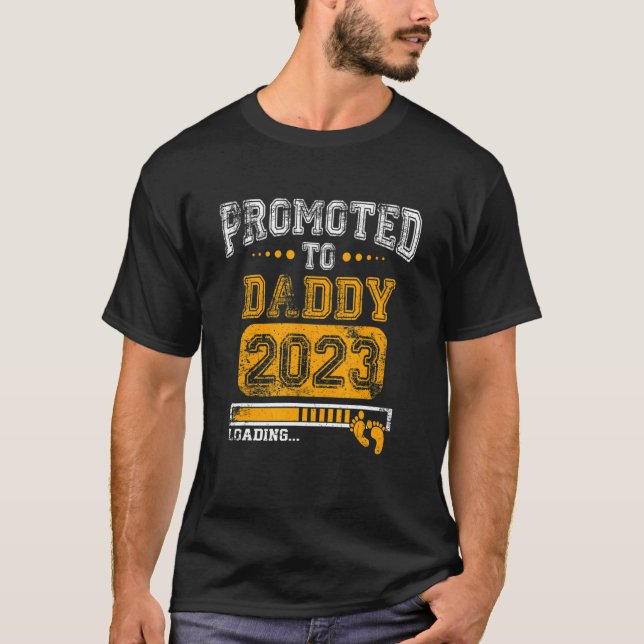 Camiseta Mens Promoted To Daddy 2023 Soon To Be New Dad 202 (Anverso)