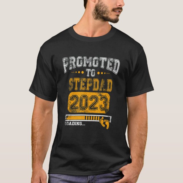 Camiseta Mens Promoted To Stepdad 2023 Soon To Be New Dad 2 (Anverso)