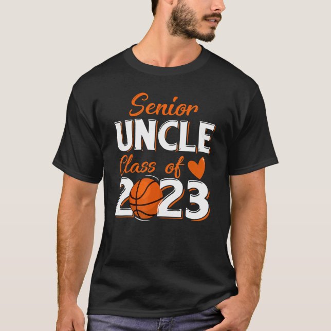 Camiseta Mens Proud Uncle Of A 2023 Senior Basketball Gradu (Anverso)