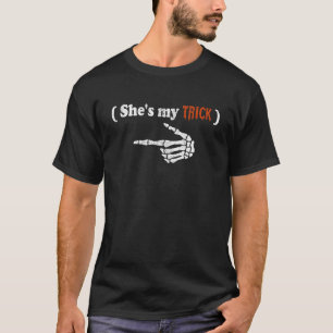 Camiseta Mens Shes My Trick Mating Couple Halloween Costu