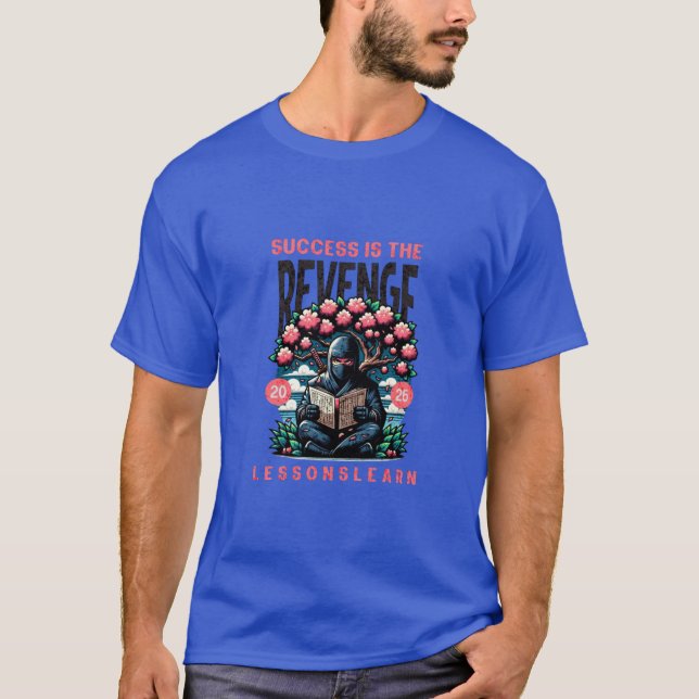 CAMISETA MEN'S SUCCESS REVENGE LESSONS LEARN BASIC TEE (Anverso)