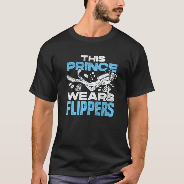 Camiseta Mens This Prince Wears Flippers Diver Scuba Diver  (Anverso)