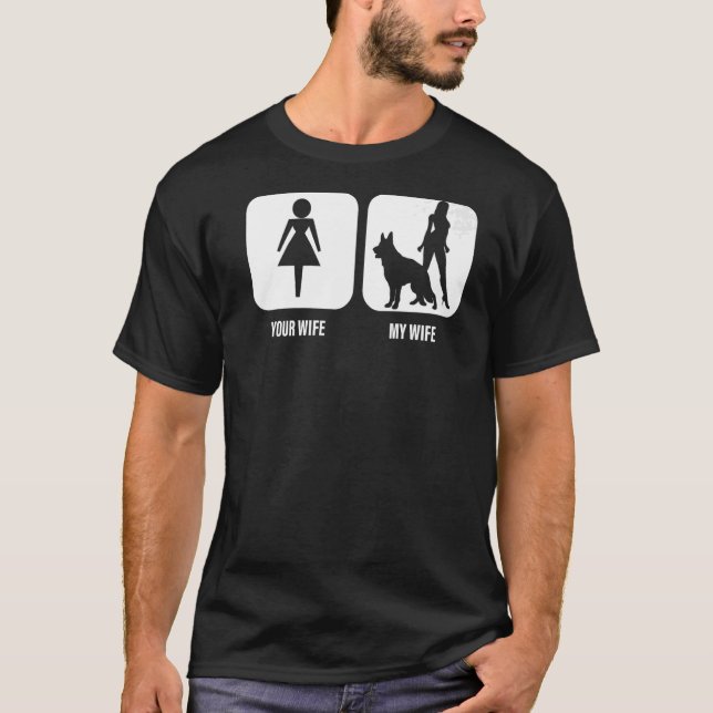 Camiseta Mens Your Wife Mi Esposa Pastora Alemana Por Hu (Anverso)