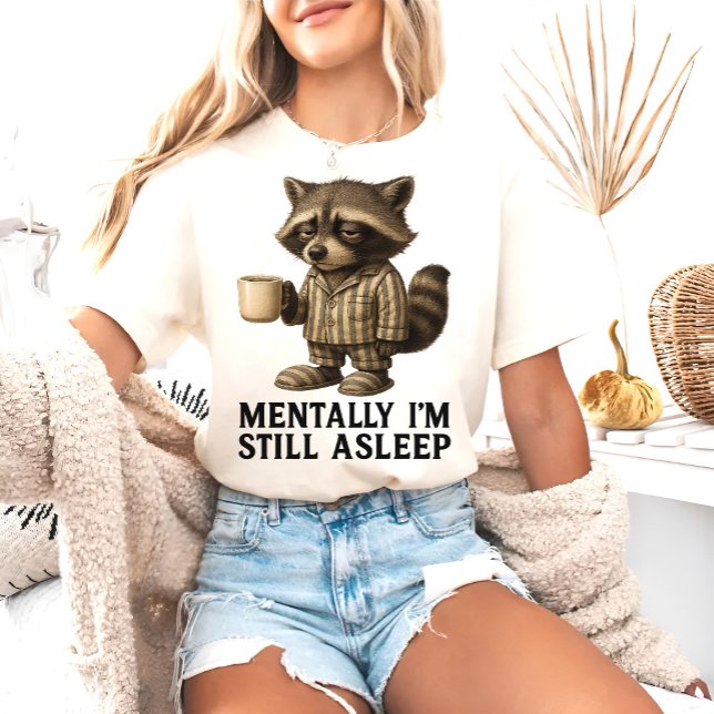 Camiseta Mentalmente Todavía Estoy Durmiendo Mapache – Dive (funny raccoon shirt, mentally still asleep tee, coffee lover pajama shirt, sleepy raccoon )