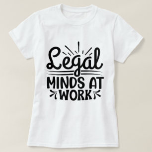 Camiseta Mentes legales en el trabajo: Regalo de justicia p