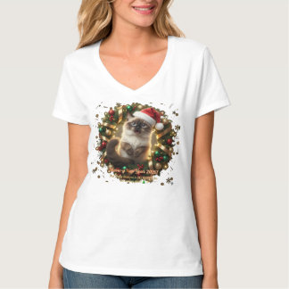 Camiseta Meowy New Year 2026 – Fluffy Siamese Cat in Christ
