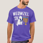 Camiseta Meowzel Tov Funny Cat Chanukah Hanukkah Jewish Hol<br><div class="desc">Meowzel Tov Gracioso Gato Chanukah Hanukkah Regalos De Festividades Judías. Esta imagen gráfica de Navidad con latas de caramelo, regalos, un sombrero de Santa y una bufanda para las vacaciones de invierno es para hombres alegres o alegres, mujeres, niños, chicas, gatitos, amantes de gatitos, padres de piel o dueños de...</div>