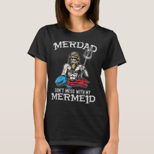 Camiseta Merdad No Se Entretiene Con Mi Sirena Fuerte Merda