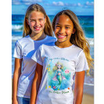 Camiseta Mermaid on dry land<br><div class="desc">The design features a playful mermaid on a watery blue background, with two banners: one above that reads "I'm a mermaid" and another below that complements with "on dry land." It is a fun representation that invites you to embrace fantasy and uniqueness, always remembering earthly reality with a pinch of...</div>