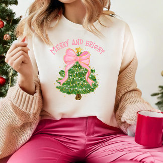 Camiseta Merry and BrightCoquette Pink Christmas Tree Cute