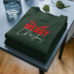 Camiseta Merry Christmas Typography Antlers<br><div class="desc">Diseño de tipografía retro,  dulce y festivo,  con un lindo gnomo con un texto-Feliz Navidad con cuernos om Merry. Rojo y blanco/</div>