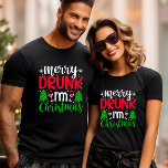 CAMISETA MERRY DRUNK SOY NAVIDADES DIVERTIDOS<br><div class="desc">Prepárate para celebrar la temporada de fiestas con mucha diversión con nuestro divertido traje! ... El texto dice "MERRY BEBIDA SOY NAVIDADES en una moderna combinación de letras manuscritas y tipografías adorables adornadas con un vaso de vino y árboles de Navidad. ¡Un regalo perfecto para amigos, papá, abuelo, abuelo, tío,...</div>