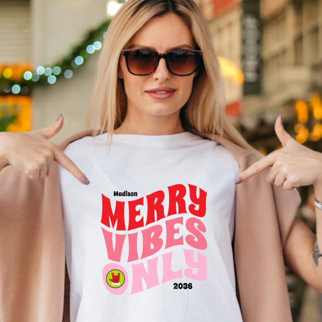 Camiseta Merry Vibes solo Navidades de diversión rosada roj (Merry Vibes Only Pink Red Fun Girly Christmas T-Shirt)