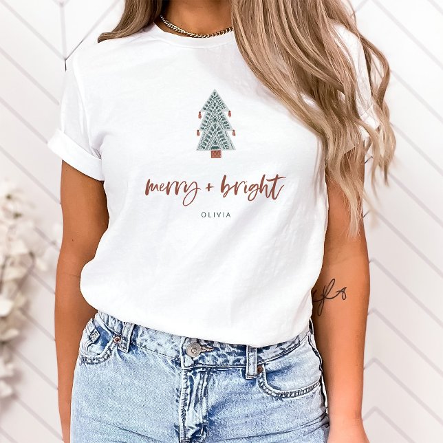 Camiseta Merry y Bright | Árbol de Navidad Boho (A stylish, boho Christmas T shirt that says "merry + bright" in casual terracotta script)