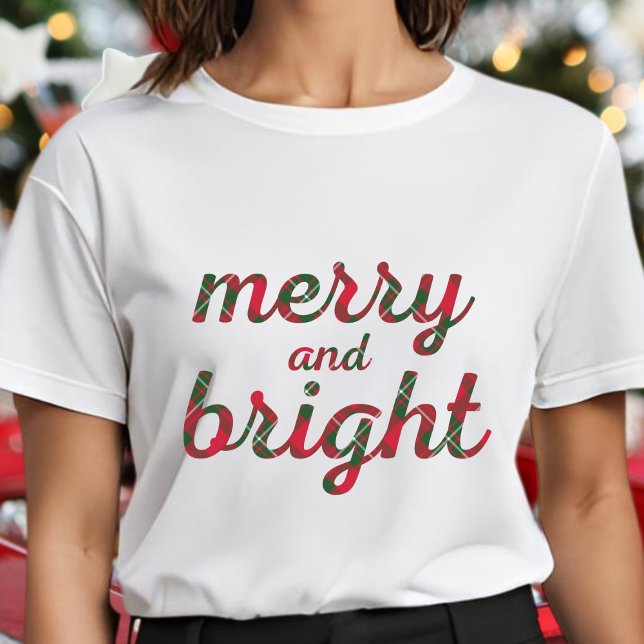 Camiseta Merry y Bright - script rojo lindo de tartán verde (Subido por el creador)