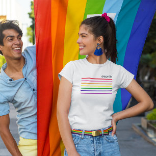 Camiseta Mes del Orgullo Gay LGBTQ Rayos de texto de color 