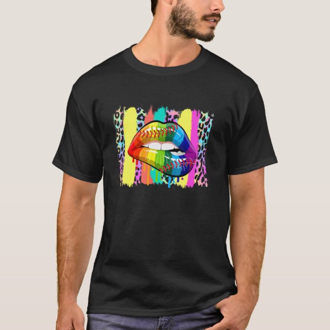 Camiseta Mes del Orgullo: Labios del Arcoiris de Béisbol (Anverso)