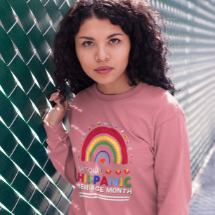 Camiseta Mes del patrimonio hispano: arcoiris y banderas