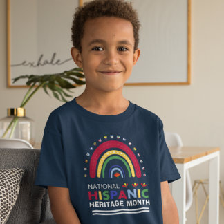 Camiseta Mes del patrimonio hispano: arcoiris y banderas