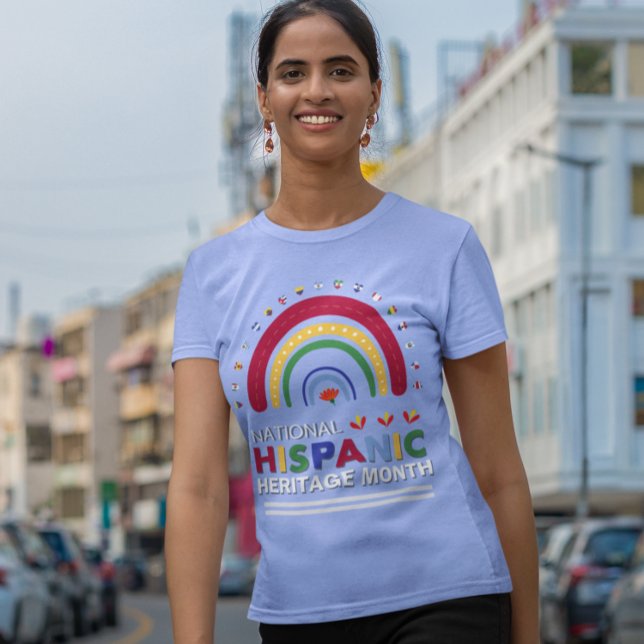 Camiseta Mes del patrimonio hispano: arcoiris y banderas (Subido por el creador)