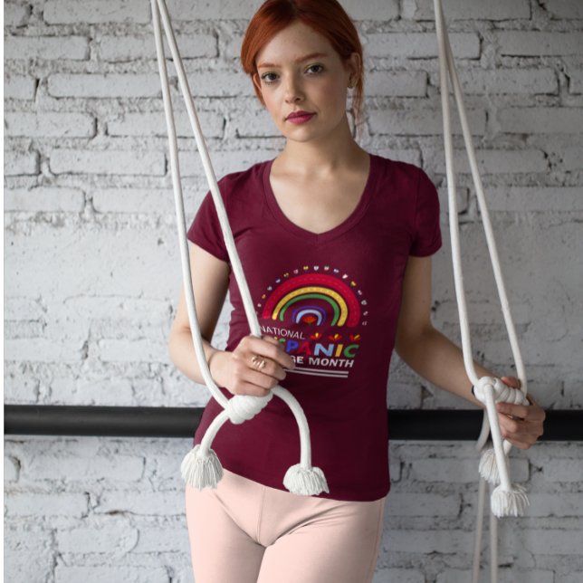 Camiseta Mes del patrimonio hispano: arcoiris y banderas (Subido por el creador)