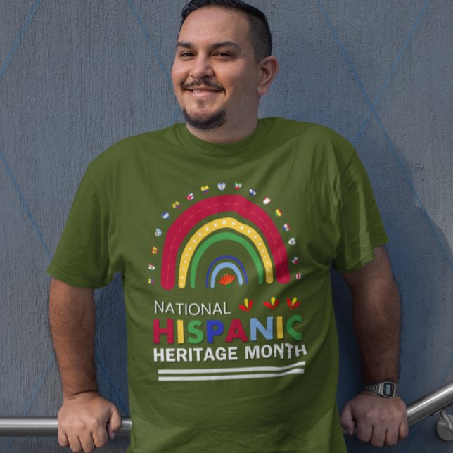 Camiseta Mes del patrimonio hispano: arcoiris y banderas (Subido por el creador)