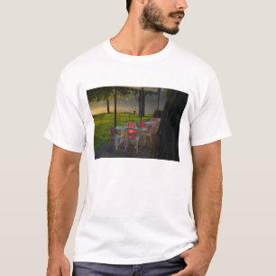 Camiseta Mesa de comedor y sillas junto al río Danubio,