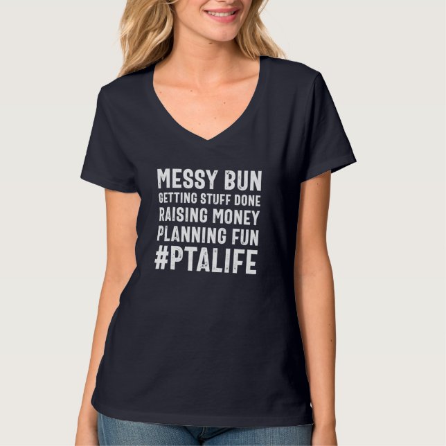 Camiseta Messy Bun PTA Mom Haciendo Cosas (Anverso)
