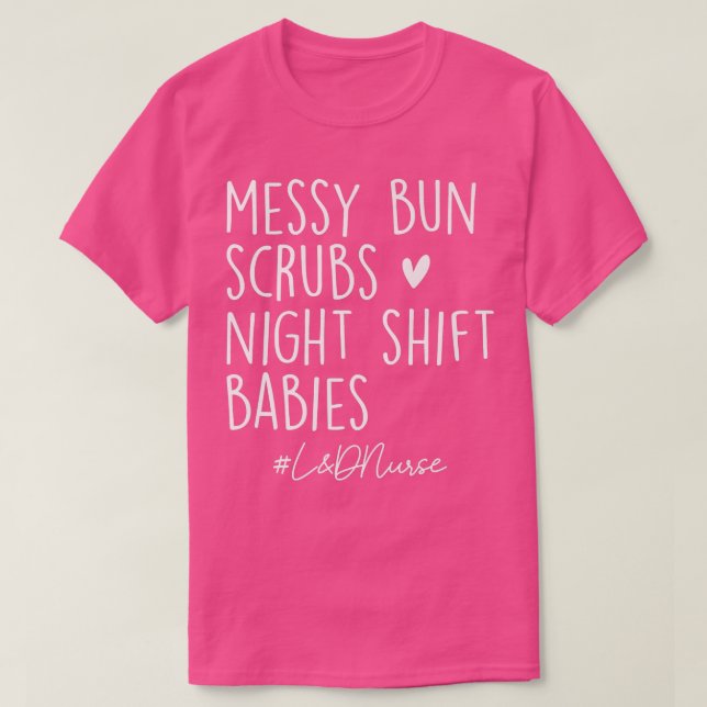 Camiseta Messy Bun Scrubs Night Shift Labor & Delivery L&D  (Diseño del anverso)