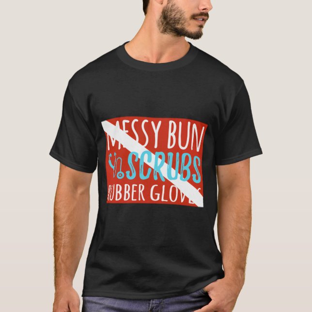 Camiseta Messy Bun Scrubs Rubber Guantes Asistente de Médic (Anverso)