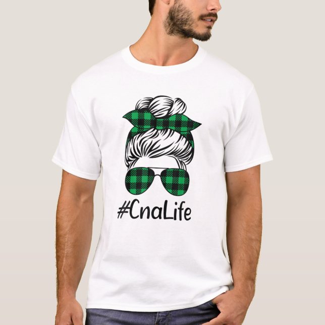 Camiseta Messy Bun St Patri, Asistente de Enfermería Certif (Anverso)