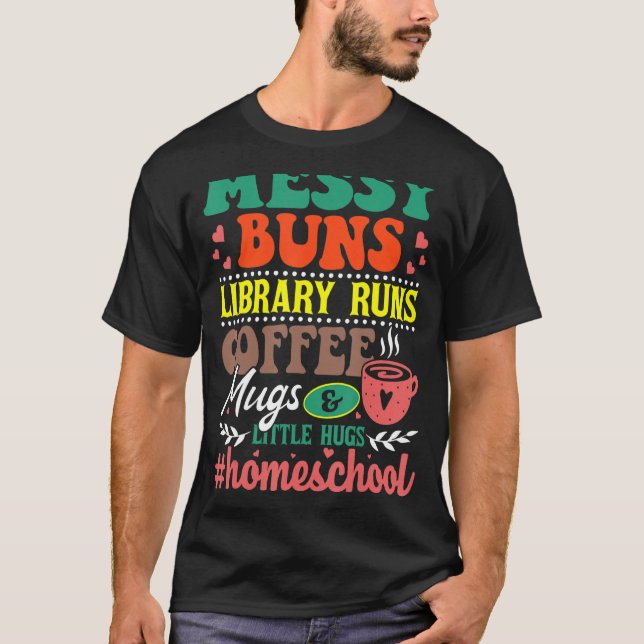 Camiseta Messy Buns Library administra café Mugs Homeschool (Anverso)
