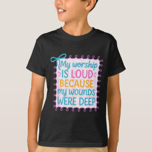 Camiseta Mi adoración es fuerte porque mis heridas fueron p