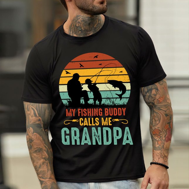 Camiseta Mi amigo pescador me llama abuelo (Subido por el creador)