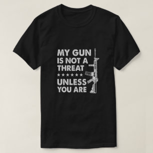 Camiseta Mi Arma No Es Una Amenaza A Menos Que Lo Seas.