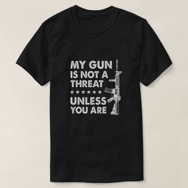 Camiseta Mi Arma No Es Una Amenaza A Menos Que Lo Seas. (Diseño del anverso)